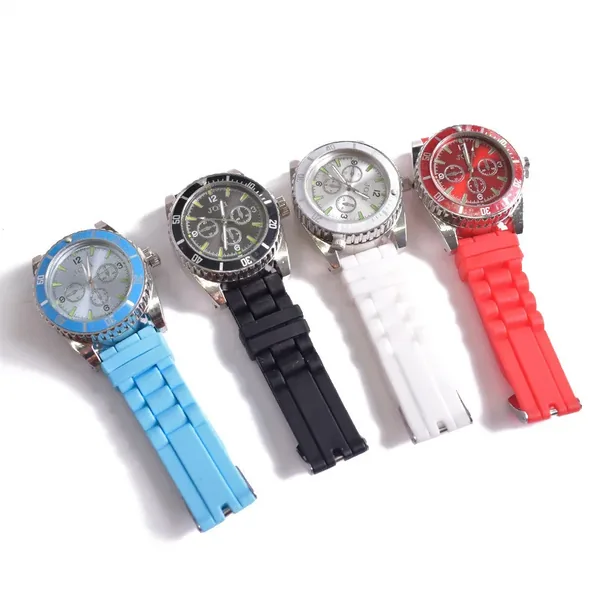 Grinder reloj en azul, negro, blanco y rojo