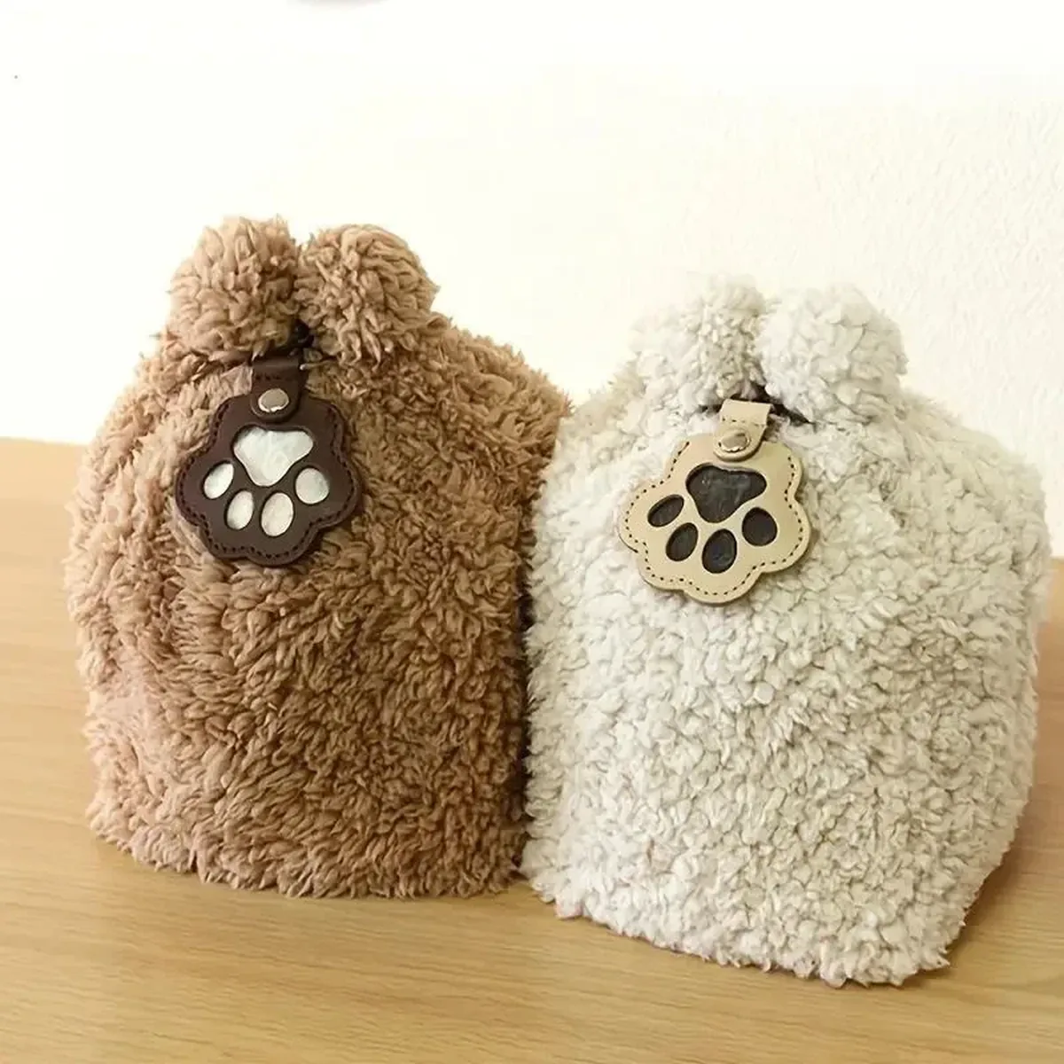 Llaveros huella junto a dos perros de peluche
