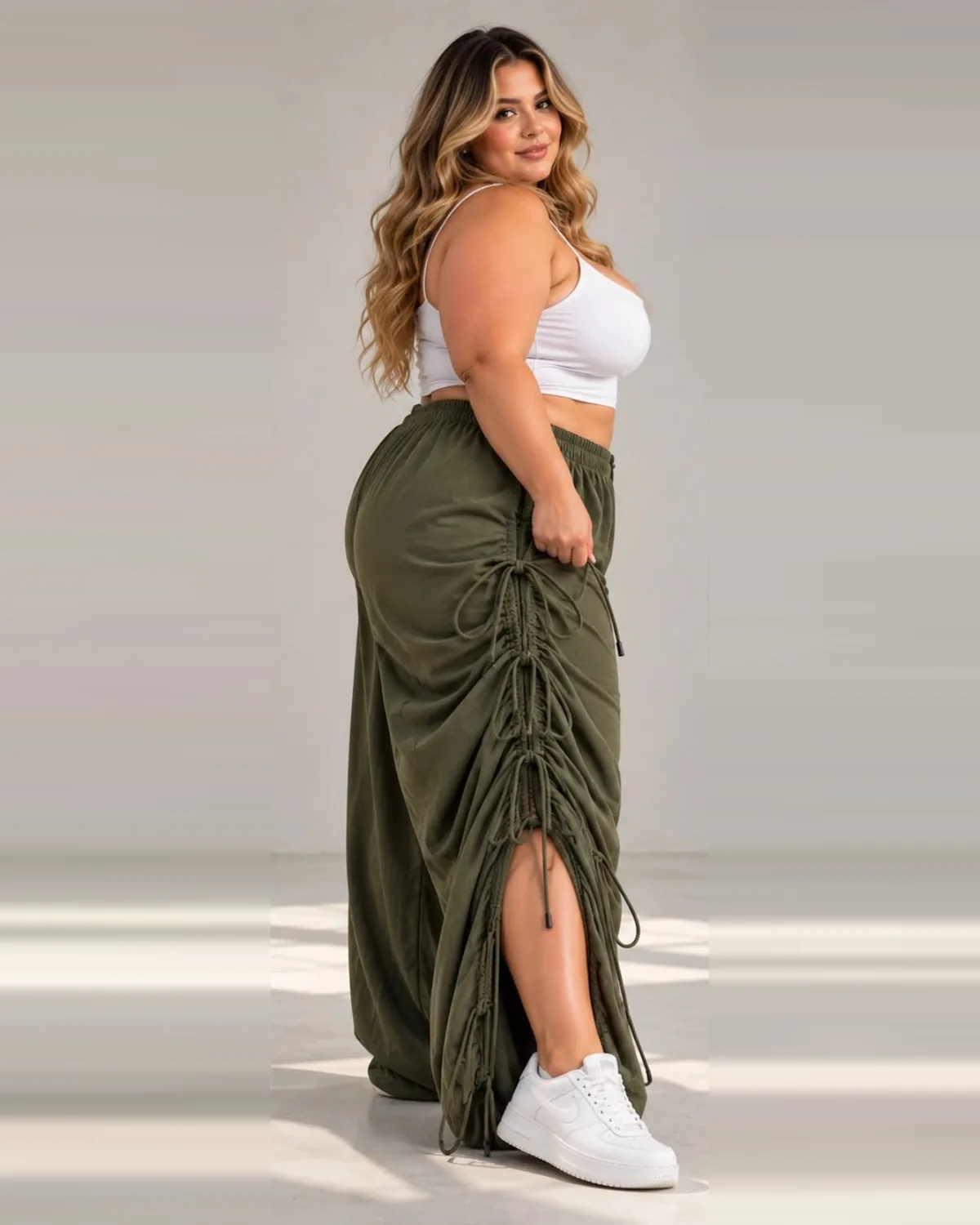 Modelo curvy de lado con el pantalón oliva recogido