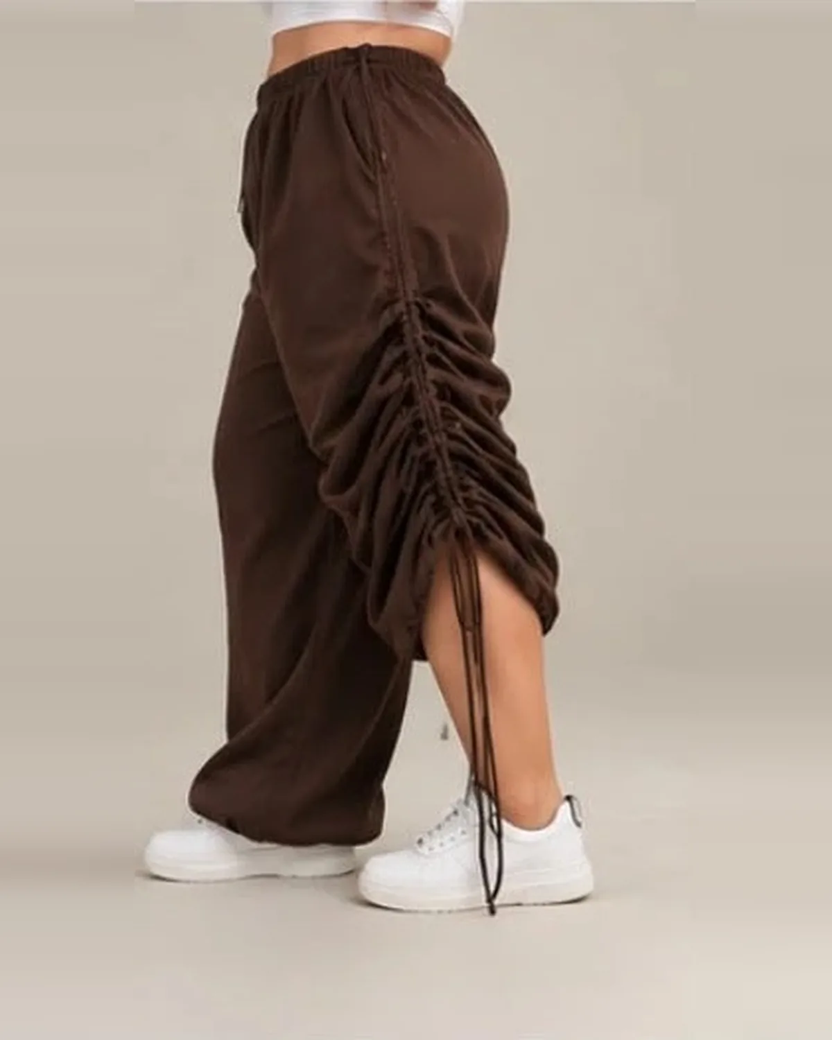 Pantalón chocolate recogido con el fruncido lateral