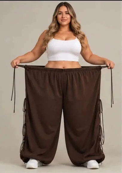 Modelo estirando la cintura elástica del pantalón con los cordones